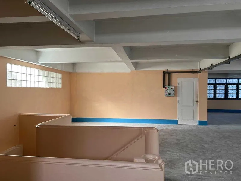 คลังสินค้า ให้เช่าในBang Khun Thian, Bangkok - มุมชั้นโกดังพร้อมประตูสีขาว ช่องแสงบล็อกแก้ว และท่อสาธารณูปโภค