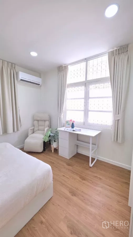 บ้าน ให้เช่าในHuai Khwang, Bangkok - ห้องนอนรับแสงธรรมชาติ พร้อมโต๊ะทำงาน เก้าอี้เอนหลัง และหน้าต่างบานใหญ่มีเหล็กดัด