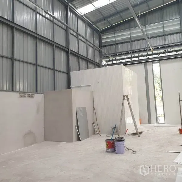 คลังสินค้า ให้เช่าในKhlong Toei, Bangkok - ภายในโกดังมีโมดูลออฟฟิศขนาดเล็กกำลังก่อสร้างและบันได