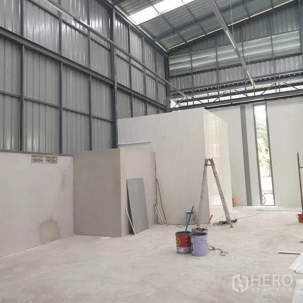 คลังสินค้า ให้เช่าในKhlong Toei, Bangkok - ภายในโกดังมีโมดูลออฟฟิศขนาดเล็กกำลังก่อสร้างและบันได
