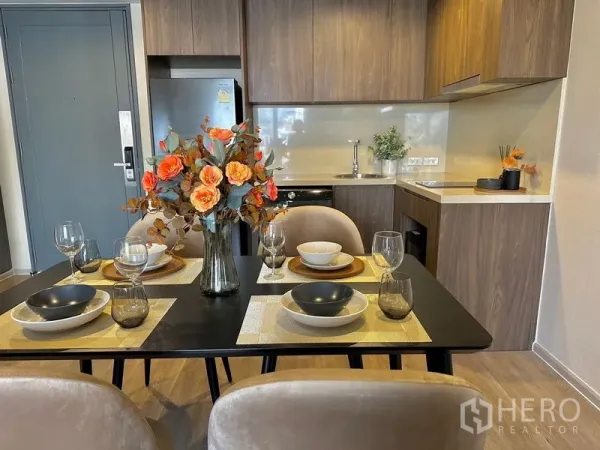 คอนโด ให้เช่าในPathum Wan, Bangkok - โต๊ะทานอาหารสำหรับสี่ที่นั่งข้างครัวบิวท์อินลายไม้พร้อมตู้แขวน