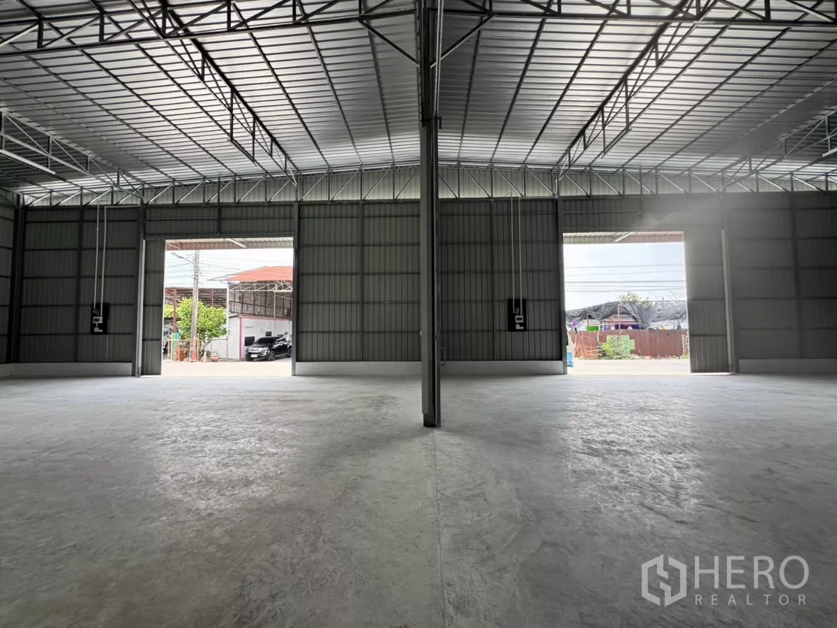 คลังสินค้า ให้เช่าในLam Luk Ka, Pathum Thani - มองออกสู่ช่องประตูบานใหญ่สองช่อง รับแสงธรรมชาติและสะดวกในการขนถ่าย