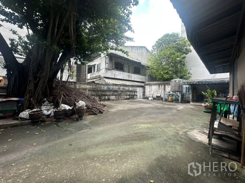 Office Space for rent - Large rear yard with shade tree and service areas, ideal for parking