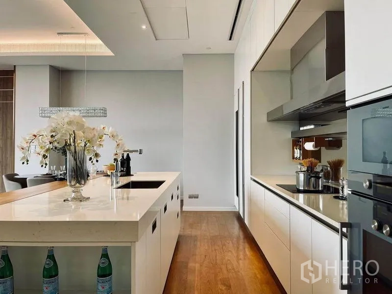 คอนโด ขายในPathum Wan, Bangkok - ครัวโอเพ่นแพลน ไอส์แลนด์ขนาดใหญ่ เครื่องใช้บิลต์อิน และพื้นที่ทานอาหาร