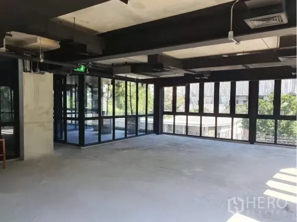 零售空间 出租在Khlong Toei, Bangkok - 转角铺面，环绕式落地玻璃，眺望绿树景观。