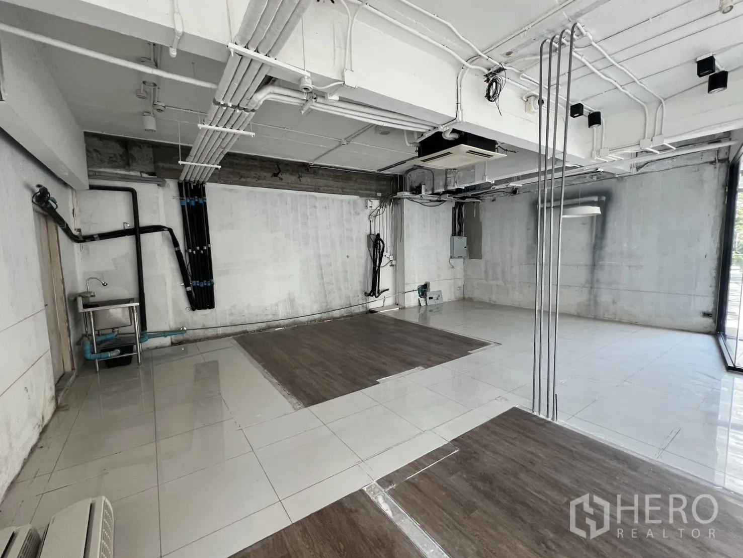 พื้นที่ขายปลีก ให้เช่า - โซนหลังร้านมีท่อสาธารณูปโภค อ่างล้างมือ และงานเดินท่อเห็นชัด