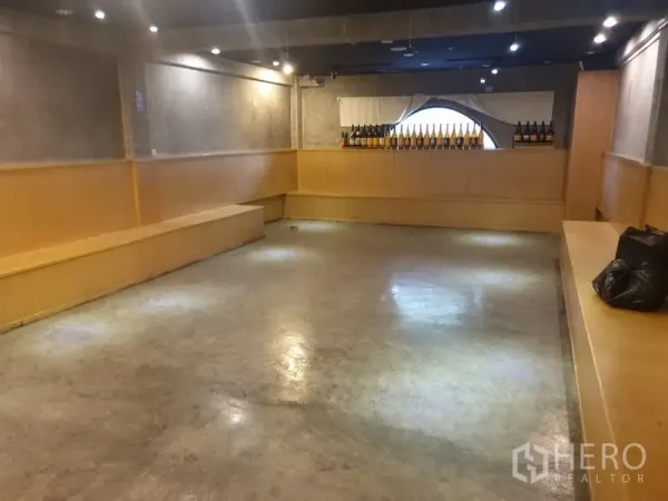 อาคารพาณิชย์ ให้เช่าในKhlong Toei, Bangkok - ห้องเปิดโล่งพื้นคอนกรีต มีม้านั่งไม้บิลท์อินและหน้าต่างทรงโค้ง