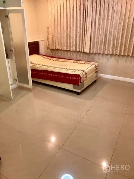 คอนโด ขายในWatthana, Bangkok - ห้องนอนที่สอง เตียงเดี่ยว ตู้เสื้อผ้า และพื้นกระเบื้อง