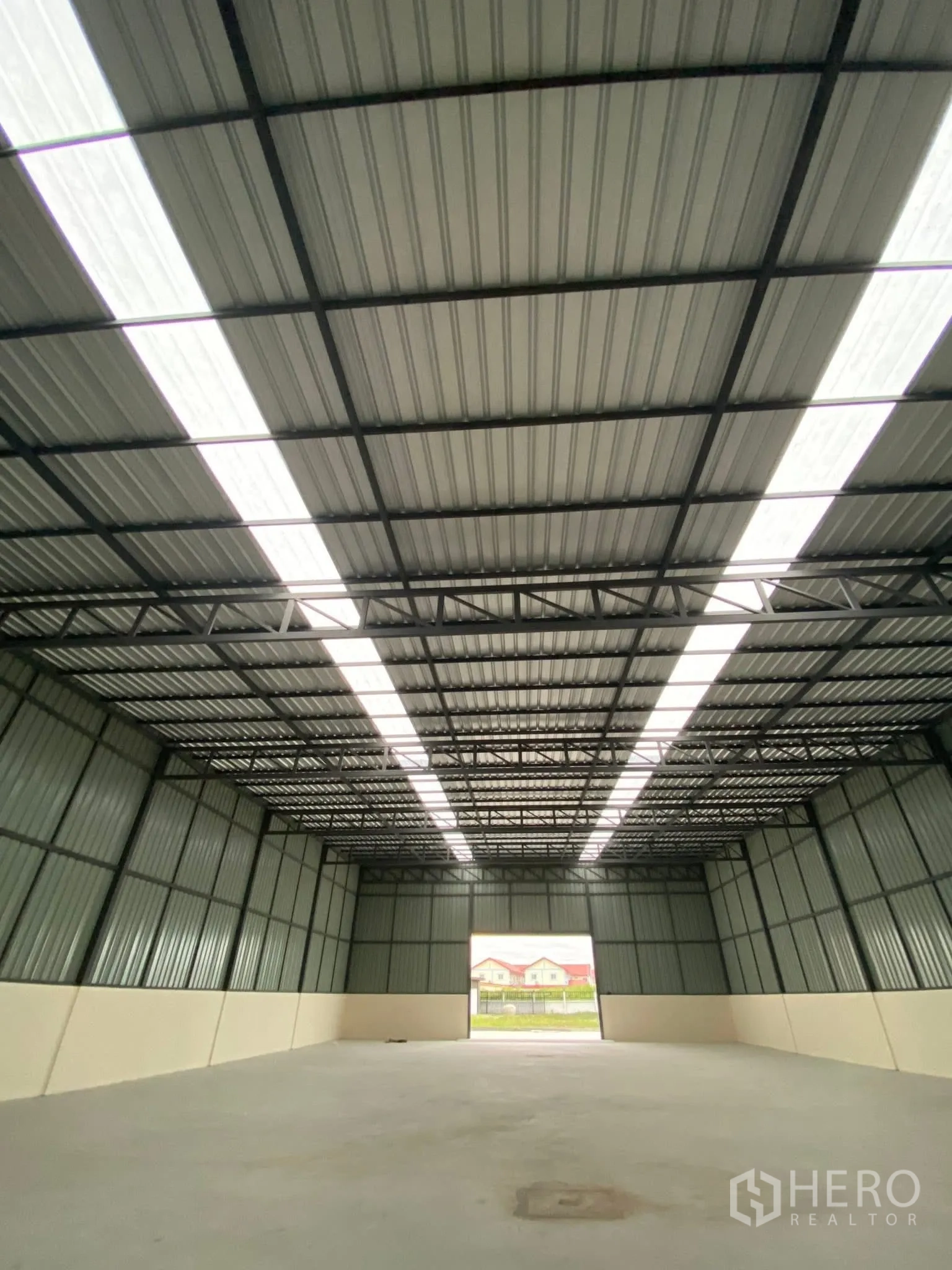 โรงงาน for rent in Krathum Baen, Samut Sakhon - ฮอลล์โกดังสว่าง มองเห็นแผงหลังคาโปร่งแสงและประตูโหลดกว้าง