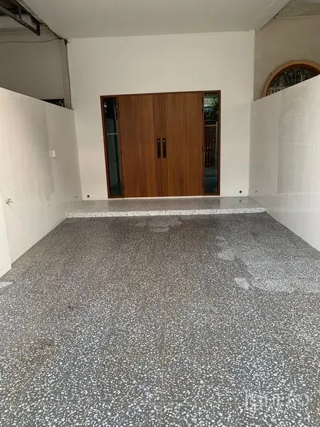 ทาวน์เฮาส์ ขายในYan Nawa, Bangkok - ที่จอดรถมีหลังคาพื้นเทอราซโซและประตูไม้บานเลื่อน