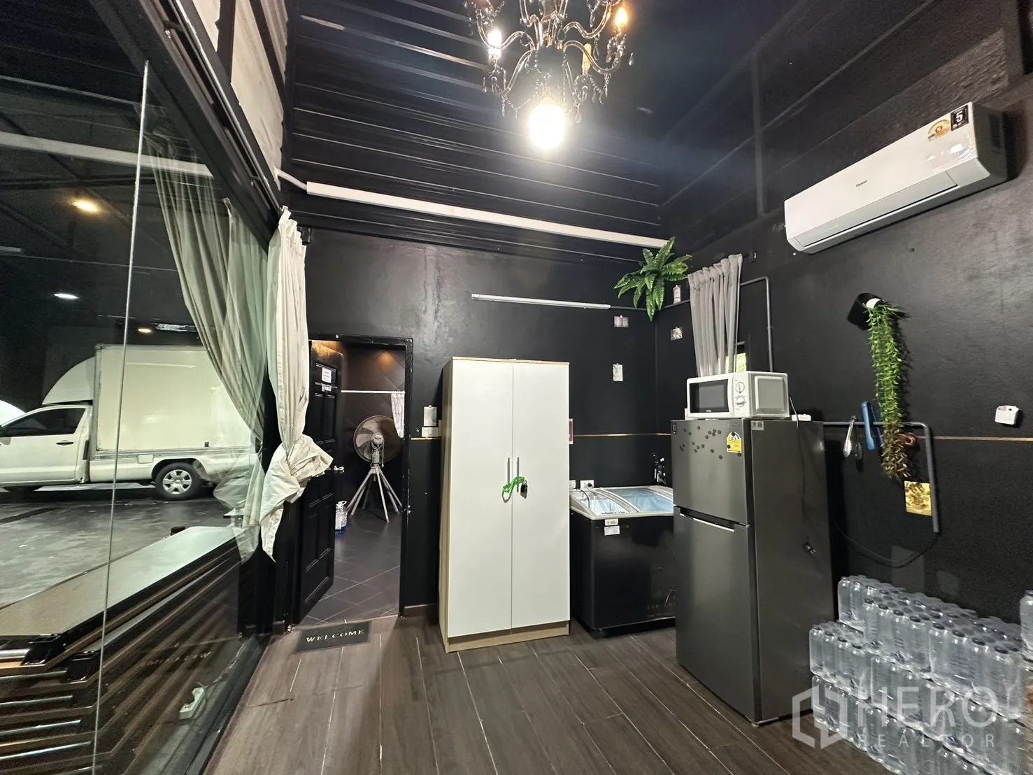 โกดัง for rent in Phra Khanong, Bangkok - แพนทรีพร้อมตู้เย็น ตู้เก็บของ และเครื่องปรับอากาศ