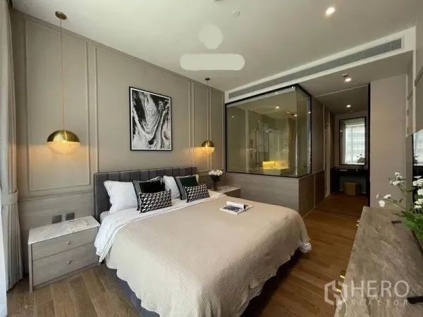 คอนโด ให้เช่าในPathum Wan, Bangkok - ห้องนอนเชื่อมต่อห้องน้ำผนังกระจกพร้อมพื้นไม้โทนอุ่น