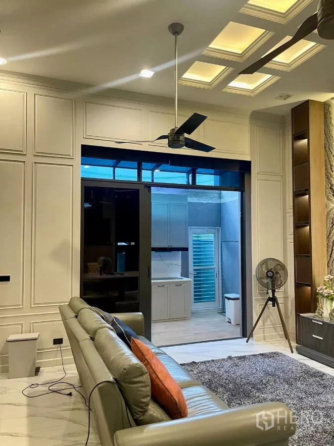 ทาวน์เฮาส์ ให้เช่าในChatuchak, Bangkok - โถงรับแขกเชื่อมครัวหลังด้วยประตูกระจกบานเลื่อน มีพัดลมเพดาน