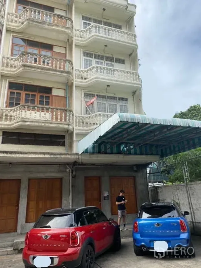 Retail Space for rent in Khlong San, Bangkok - Four-storey shophouse exterior with balconies, gated parking and a covered entrance in Khlong San.