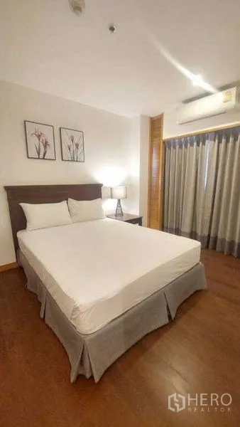 房间 出租 - 宽敞卧室，双人床、木地板与遮光窗帘。