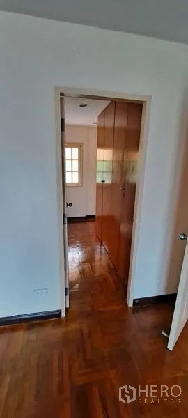 บ้าน ให้เช่าในMin Buri, Bangkok - มุมมองโถงสู่ห้องนอน พื้นปาร์เกต์เงา พร้อมตู้บิวท์อิน