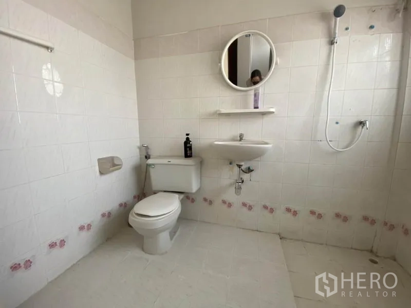 联排别墅 出租在Watthana, Bangkok - 简洁白色瓷砖浴室，配马桶、洗手盆、镜子与淋浴。