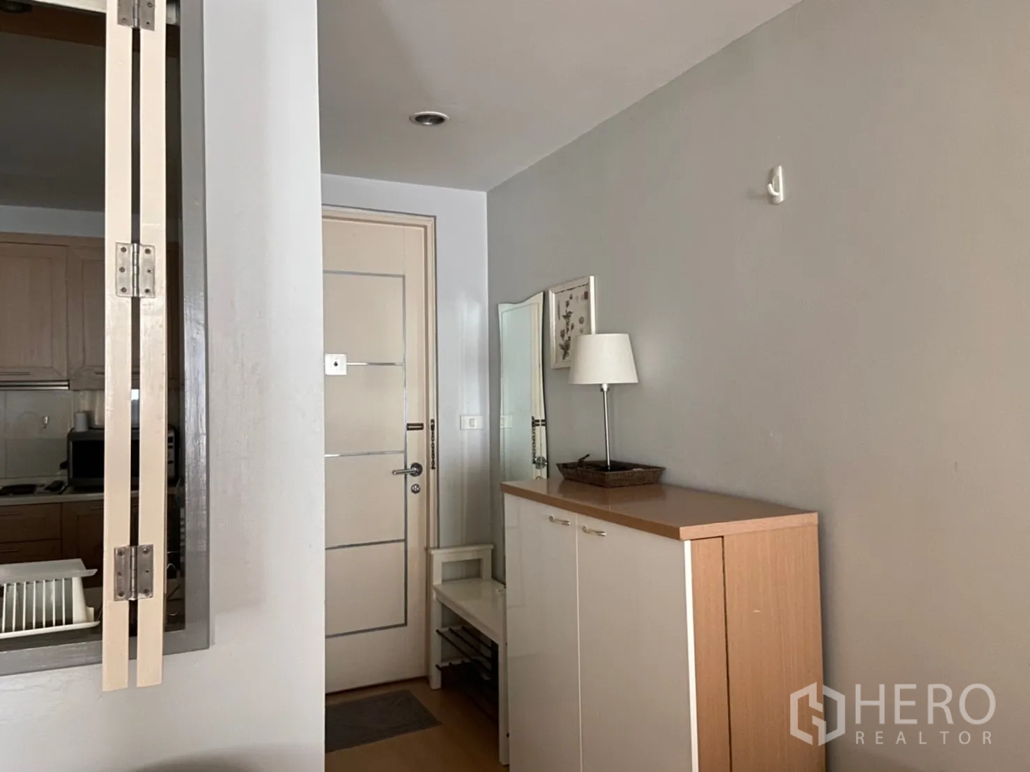 คอนโด ให้เช่าในWatthana, Bangkok - โถงทางเข้าพร้อมตู้รองเท้า กระจก และโคมไฟ เชื่อมต่อครัว