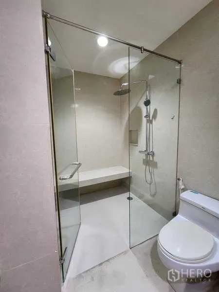 คอนโด ให้เช่า - ห้องน้ำทันสมัย ห้องอาบน้ำกระจกบานเลื่อนพร้อมเรนชาวเวอร์และม้านั่ง