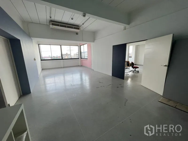 Office Space for rent in Mueang Samut Prakan, Samut Prakan - Bright room with air-conditioning, large windows and access to adjacent office.