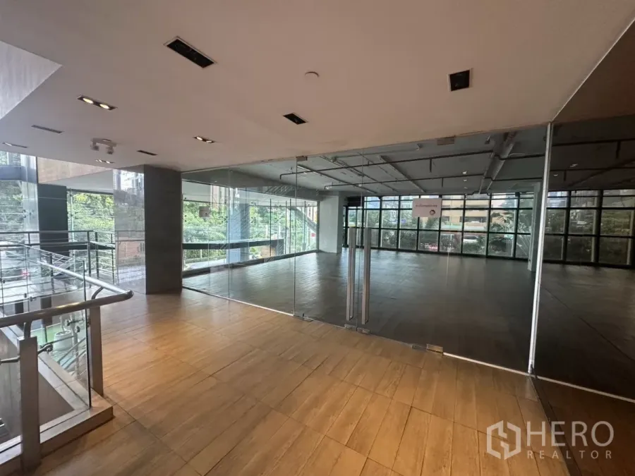 พื้นที่ขายปลีก ให้เช่า - ทางเข้าพื้นที่ค้าปลีกกระจกใส พื้นไม้ เห็นวิวเมือง ใกล้บีทีเอสเอกมัย