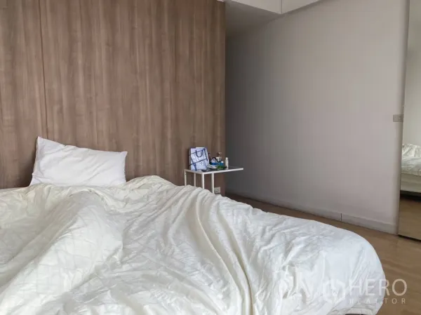 คอนโด ให้เช่าในKhlong San, Bangkok - ห้องนอนกว้าง หัวเตียงไม้ ผ้าห่มสีขาว และพื้นไม้โทนอ่อน