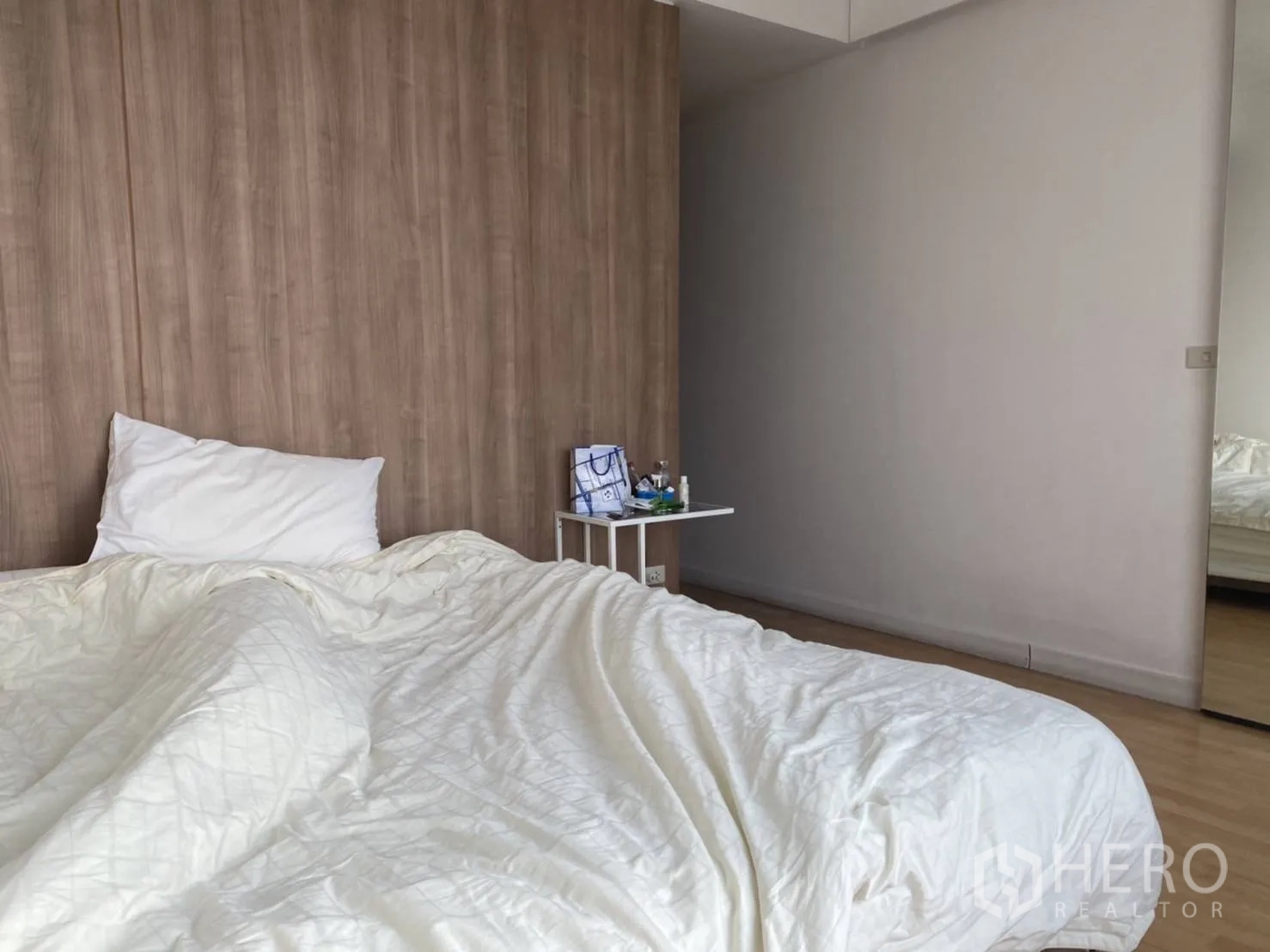 คอนโด ให้เช่าในKhlong San, Bangkok - ห้องนอนกว้าง หัวเตียงไม้ ผ้าห่มสีขาว และพื้นไม้โทนอ่อน