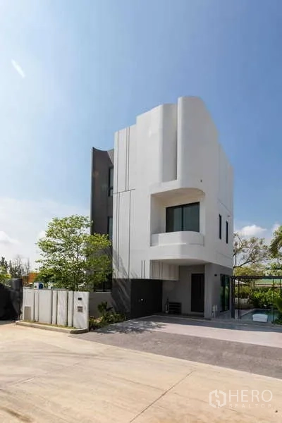 บ้าน ให้เช่าหรือขายในLat Krabang, Bangkok - ด้านนอกบ้านเดี่ยว 3 ชั้นสไตล์โมเดิร์น ผนังสีขาว พร้อมทางรถเข้า ในย่านลาดกระบัง