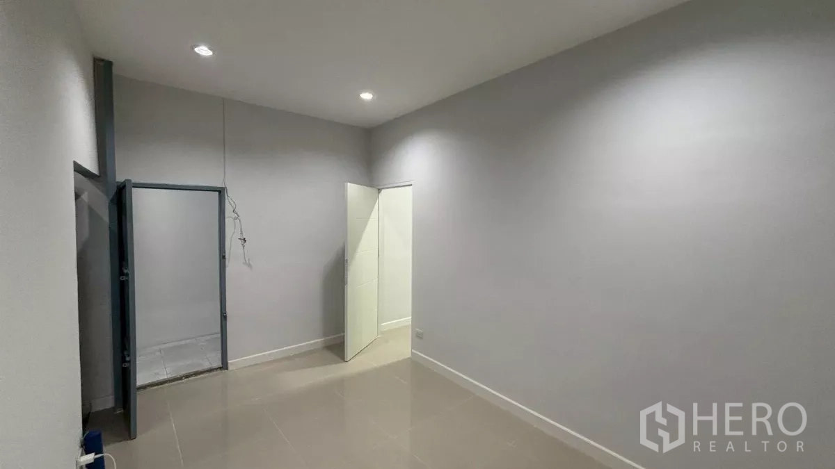 คลังสินค้า ให้เช่าหรือขายในKhlong San, Bangkok - ห้องสำนักงานปรับปรุงใหม่ พื้นกระเบื้องและไฟฝังฝ้า