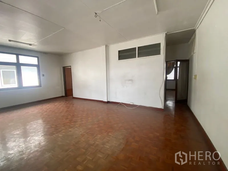 สำนักงานที่บ้าน ให้เช่าในKhlong Toei, Bangkok - ห้องโถงโอเพ่นสเปซ พื้นปาร์เกต์ ผนังสีขาว และหลายประตู