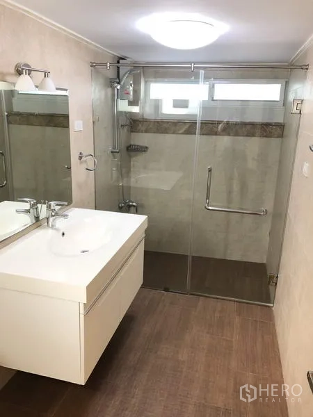Detached House for rent in Suan Luang, Bangkok - Contemporary bathroom with glass-enclosed shower and sleek vanity
