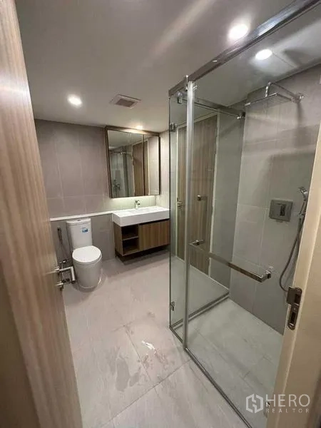 公寓 出租在Pathum Wan, Bangkok - 现代卫浴，玻璃淋浴房、洗手台与坐便