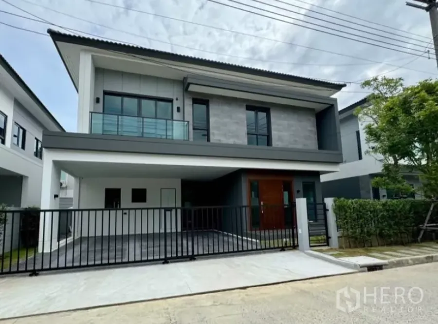 Detached House for rent in Bang Phli, Samut Prakan - Modern two-storey detached house facade with gated driveway and balcony.