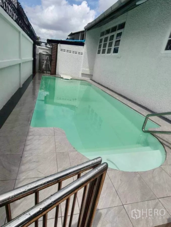 Detached House for rent in Huai Khwang, Bangkok - Private outdoor swimming pool beside the house with tiled deck
