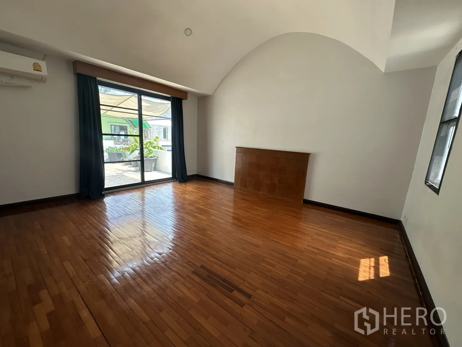 独栋房屋 for rent in Watthana, Bangkok - 带拱形天花的卧室，推拉门通向露台