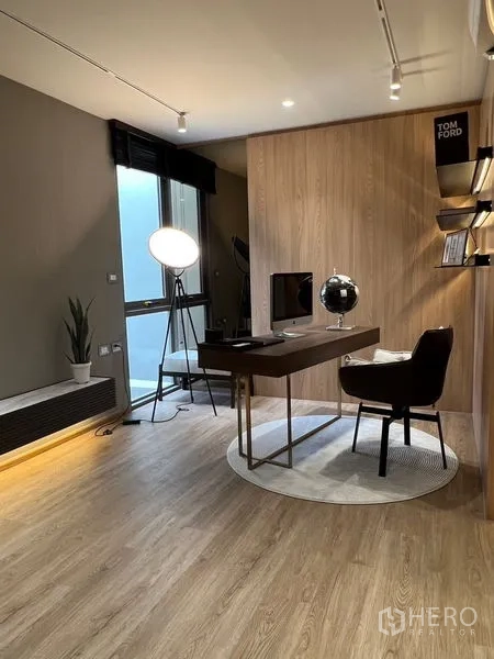 联排别墅 出售在Lat Phrao, Bangkok - 安静书房，木质特色墙与落地灯