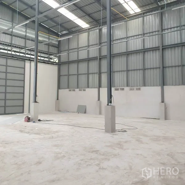 คลังสินค้า ให้เช่าในKhlong Toei, Bangkok - พื้นที่เก็บสินค้าพร้อมคานเหล็กและประตูม้วนโลหะขนาดใหญ่