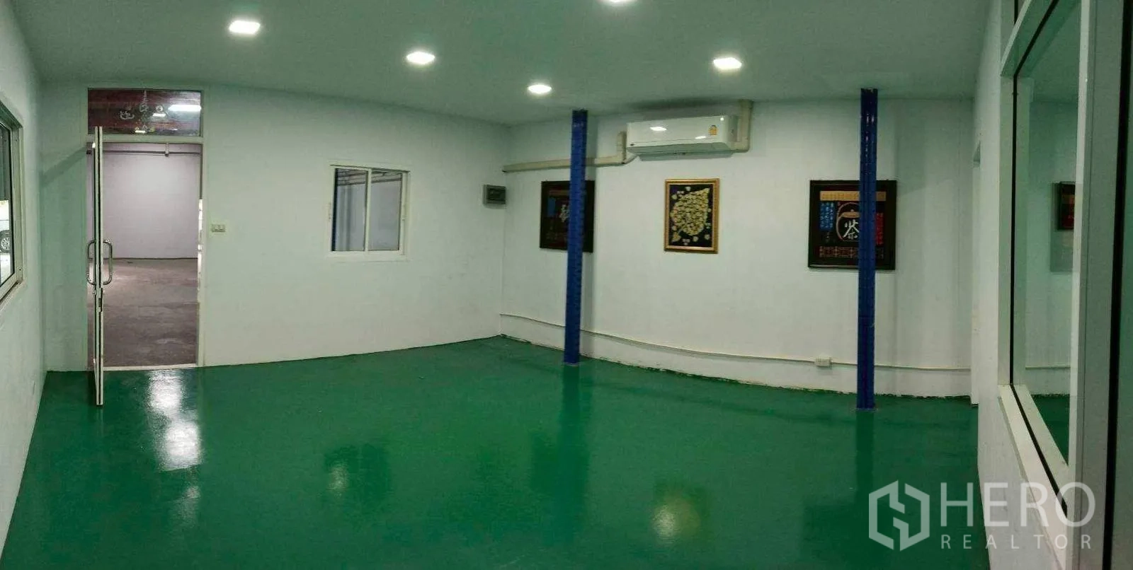 Warehouse for rent in Lat Krabang, Bangkok - Air-conditioned office room with green epoxy floor and windows.