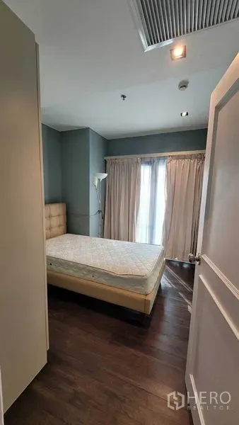 คอนโด ให้เช่าในKhlong Toei, Bangkok - ห้องนอนขนาดกะทัดรัด มีตู้เสื้อผ้าบิวท์อิน ประตูกระจกออกระเบียง พื้นไม้