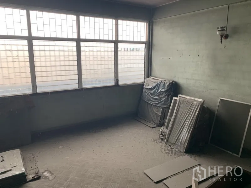 อาคารพาณิชย์ ให้เช่าในKhlong Toei, Bangkok - ห้องชั้นบนพร้อมหน้าต่างบานใหญ่แบบตะแกรง ผนังยังไม่ตกแต่ง เหมาะรีโนเวทหรือเก็บของ