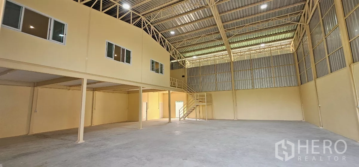 คลังสินค้า ให้เช่าในLat Krabang, Bangkok - ภายในโกดังเพดานสูง โครงเหล็ก พร้อมชั้นลอยออฟฟิศ