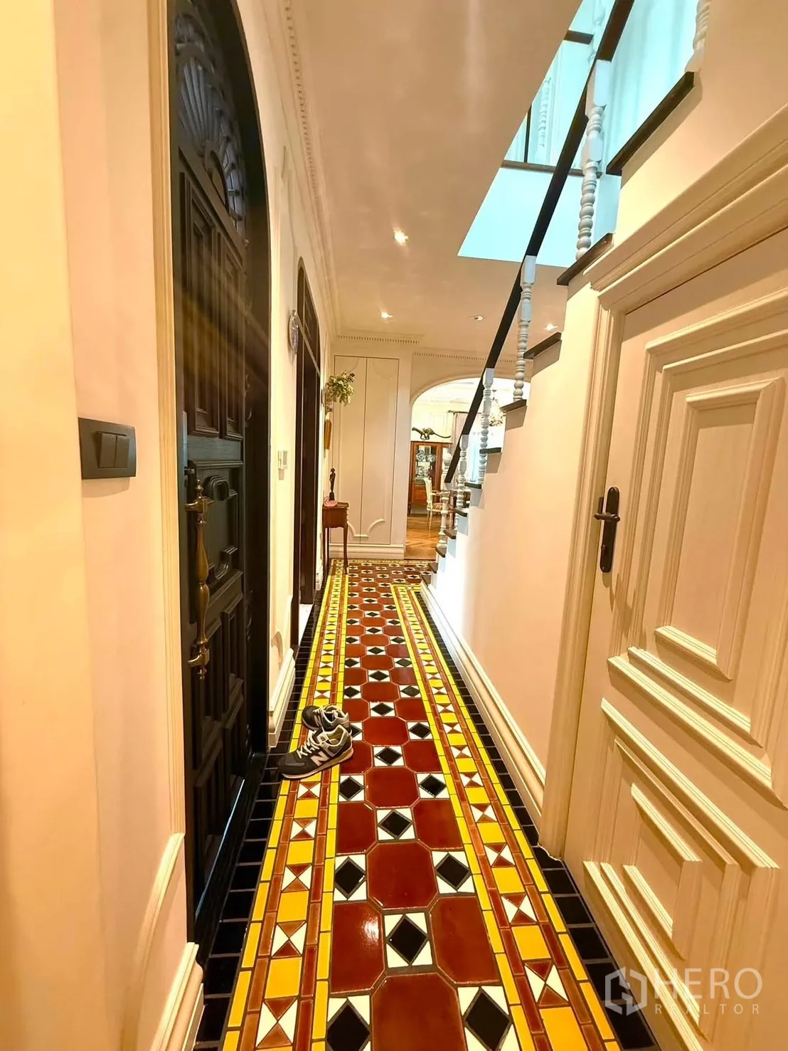 บ้านเดี่ยว for rent in Bang Kapi, Bangkok - โถงทางเข้าพื้นกระเบื้องลวดลายสีสันสดใส.