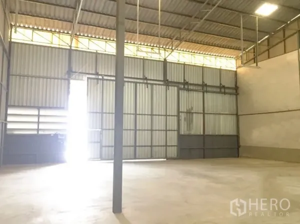 货栈 出租在Prawet, Bangkok - 高挑仓库，钢结构桁架、采光天窗面板与宽阔入口，自然采光充足。