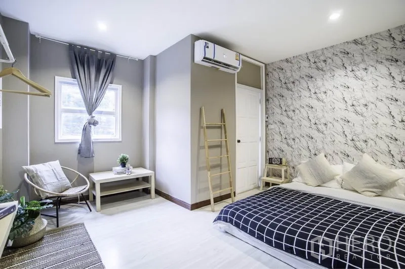 ทาวน์เฮาส์ ให้เช่าในKhlong Toei, Bangkok - ห้องนอนโทนขาวเทา ผนังลายหินอ่อน บันไดไม้ตกแต่งและโต๊ะเล็ก