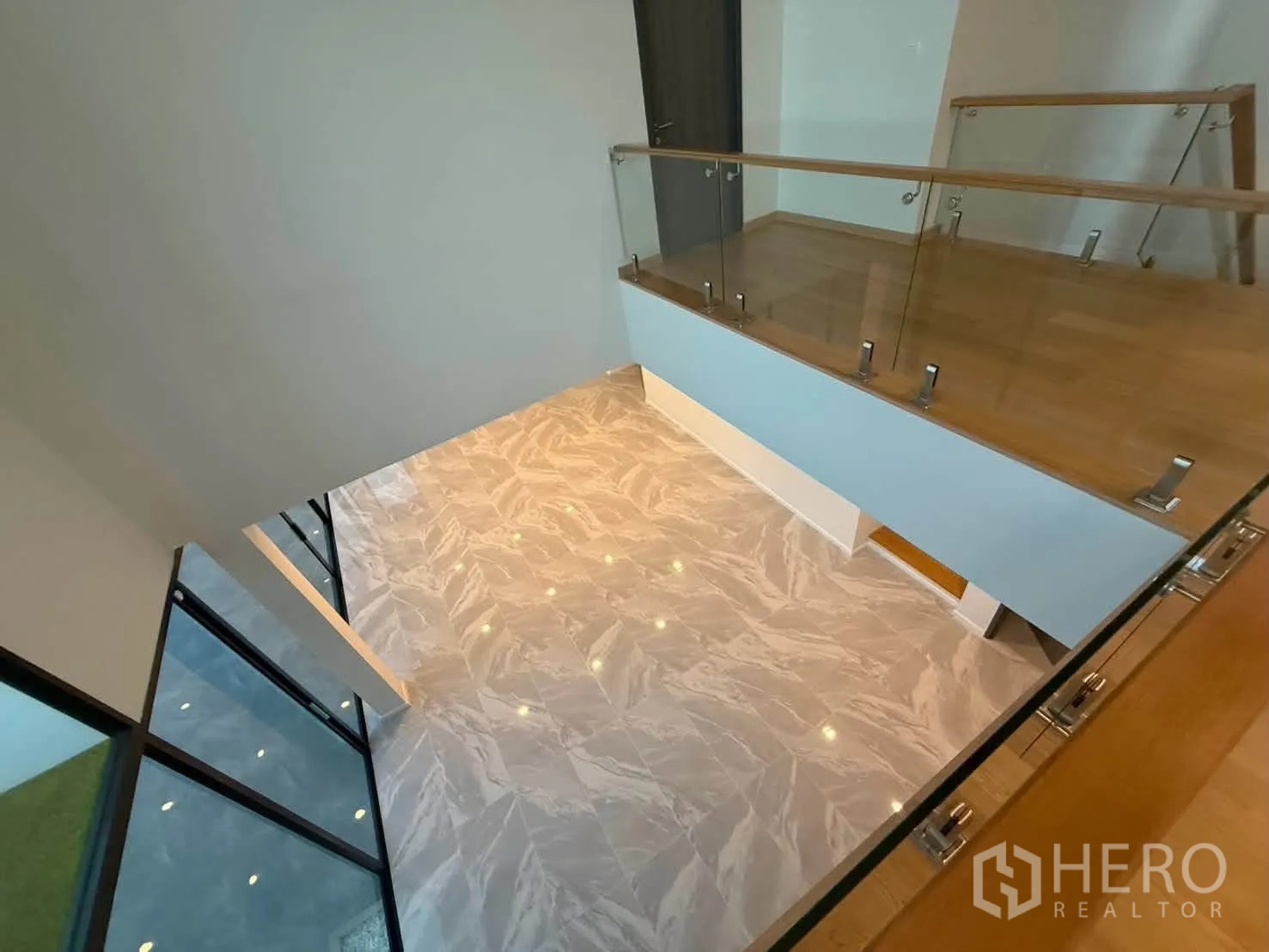 บ้านเดี่ยว for rent in Bang Khen, Bangkok - มุมมองจากชั้นลอยลงสู่โถงรับแขกเพดานสูงปูพื้นลายหินอ่อน