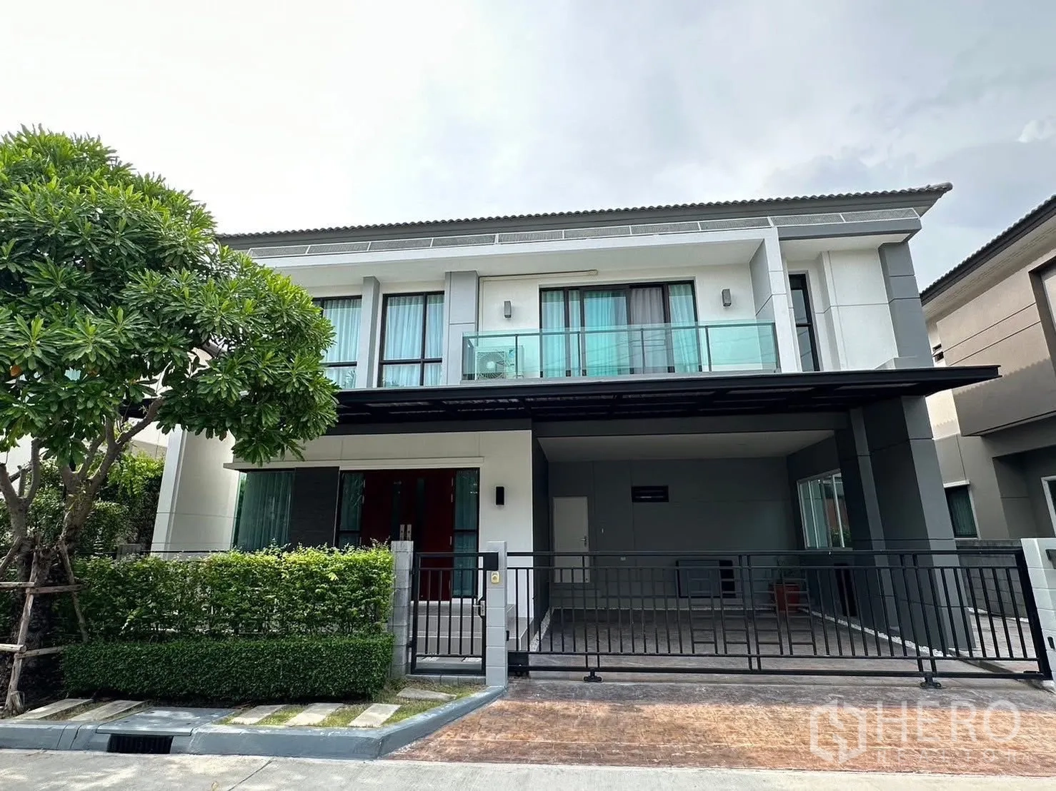 独栋房屋 for rent in Bang Phli, Samut Prakan - 现代两层独栋外观，设阳台、车棚与前院围栏。