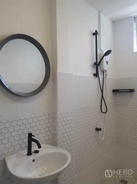 Detached House for rent in Pathum Wan, Bangkok - Modern bathroom with hexagon tiles, round mirror and black shower fixtures