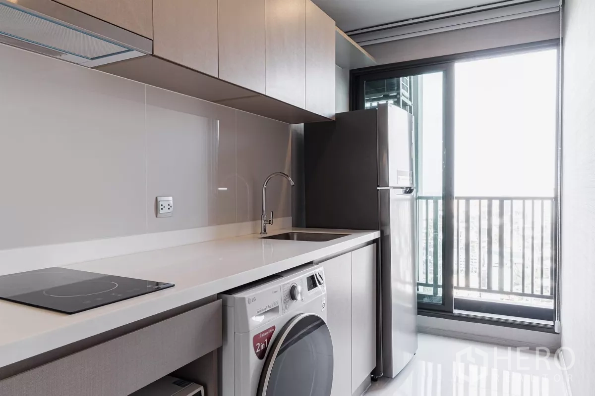 คอนโด ให้เช่าในChatuchak, Bangkok - ครัวแยกเป็นสัดส่วน มีเตาไฟฟ้า อ่างล้างจาน เครื่องซักอบ LG และทางออกระเบียง