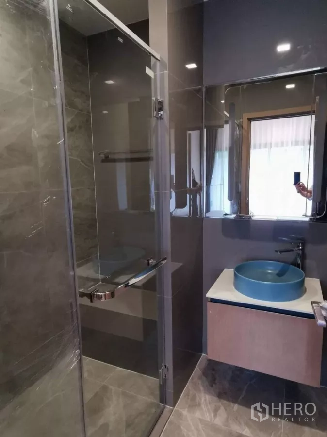 คอนโด ให้เช่าในWatthana, Bangkok - ห้องน้ำสมัยใหม่มีตู้กระจกอาบน้ำและอ่างล้างหน้าวางบนเคาน์เตอร์สีฟ้า