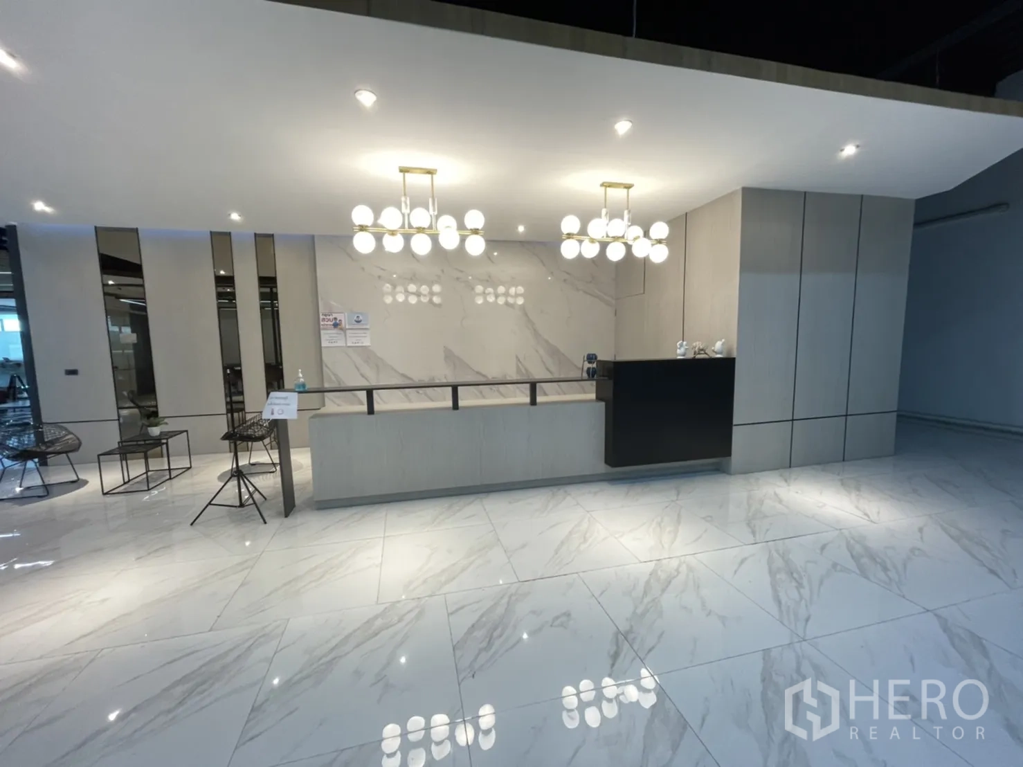 สำนักงาน ให้เช่าในLam Luk Ka, Pathum Thani - เคาน์เตอร์ต้อนรับแบบมินิมอล ผนังลายหินอ่อน และโคมไฟทรงกลม